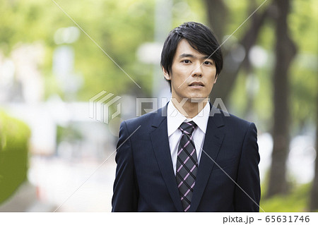 男性　スーツ　屋外　ビジネス 65631746