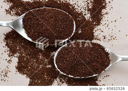 スプーンにのせたコーヒー粉 スプーンにのせたコーヒー粉 65632526