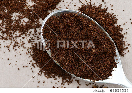 スプーンにのせたコーヒー粉 65632532
