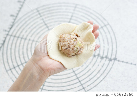 おうちで肉まん作り　肉まん　肉まんを包む様子 65632560