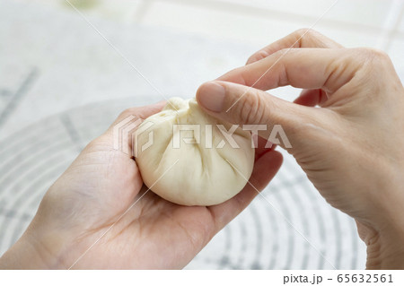 おうちで肉まん作り 肉まん 肉まんを包む様子 おうちで肉まん作り 肉まん 肉まんを包む様子 65632561