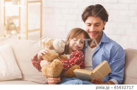 Young dad reading fairy tales to his little daughter 65632717