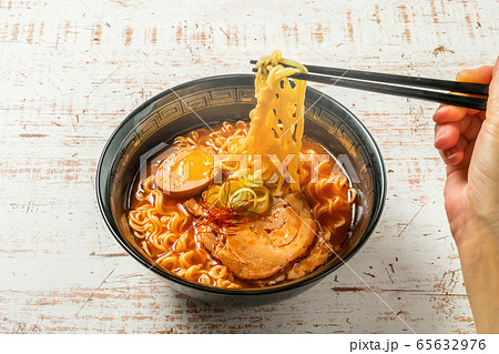 たんたん麺　(Tantan noodles) is a very spicy noodle  65632976