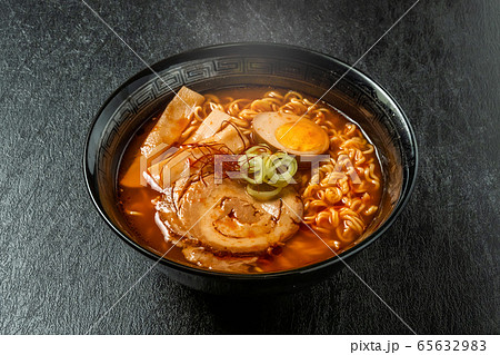 たんたん麺　(Tantan noodles) is a very spicy noodle  65632983