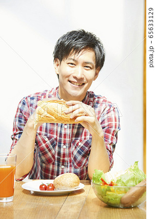 食卓を囲む若い男性 65633129