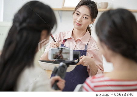 女性 女 女の子 65633846