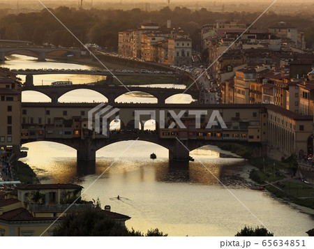 イタリア・フィレンツェ ミケランジェロ広場から眺めるヴェッキオ橋・アルノ川 夕景 Florence 65634851