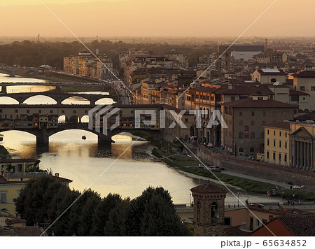 イタリア・フィレンツェ ミケランジェロ広場から眺めるヴェッキオ橋・アルノ川 夕景 Florence 65634852