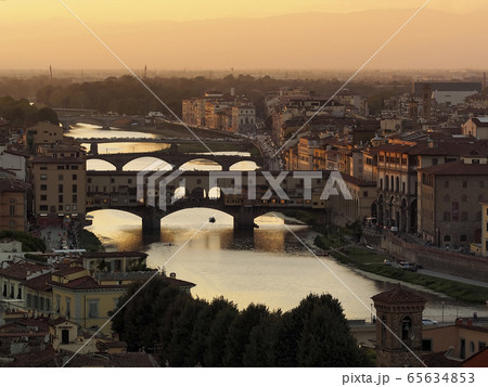 イタリア・フィレンツェ ミケランジェロ広場から眺めるヴェッキオ橋・アルノ川 夕景 Florence イタリア・フィレンツェ ミケランジェロ広場から眺めるヴェッキオ橋・アルノ川 夕景 Florence 65634853