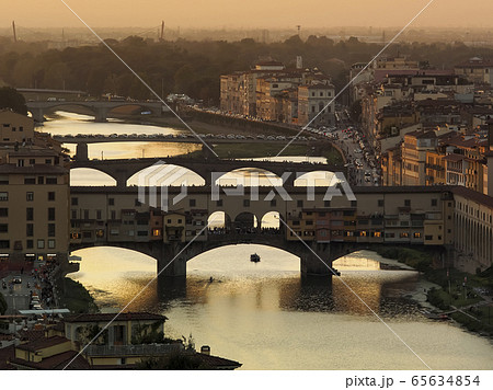 イタリア・フィレンツェ ミケランジェロ広場から眺めるヴェッキオ橋・アルノ川 夕景 Florence 65634854