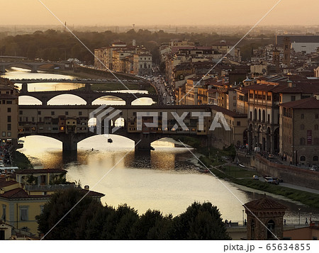 イタリア・フィレンツェ ミケランジェロ広場から眺めるヴェッキオ橋・アルノ川 夕景 Florence イタリア・フィレンツェ ミケランジェロ広場から眺めるヴェッキオ橋・アルノ川 夕景 Florence 65634855