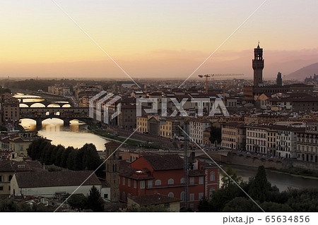 イタリア・フィレンツェ ミケランジェロ広場から眺めるヴェッキオ橋・アルノ川 夕景 Florence イタリア・フィレンツェ ミケランジェロ広場から眺めるヴェッキオ橋・アルノ川 夕景 Florence 65634856