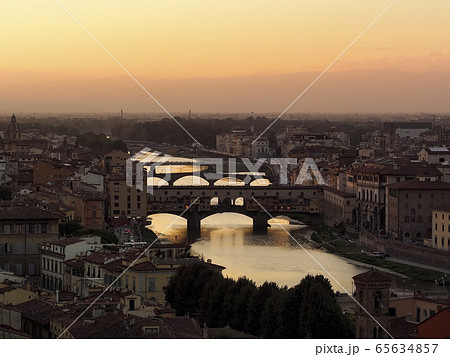 イタリア・フィレンツェ ミケランジェロ広場から眺めるヴェッキオ橋・アルノ川 夕景 Florence イタリア・フィレンツェ ミケランジェロ広場から眺めるヴェッキオ橋・アルノ川 夕景 Florence 65634857