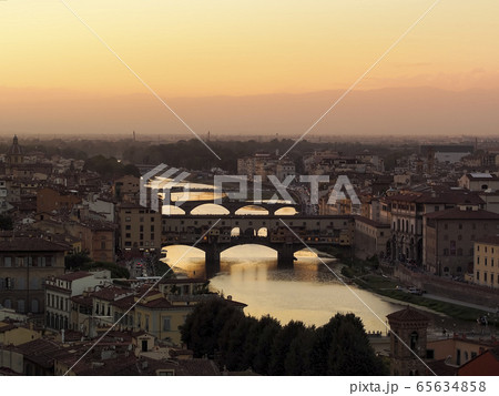 イタリア・フィレンツェ ミケランジェロ広場から眺めるヴェッキオ橋・アルノ川 夕景 Florence 65634858