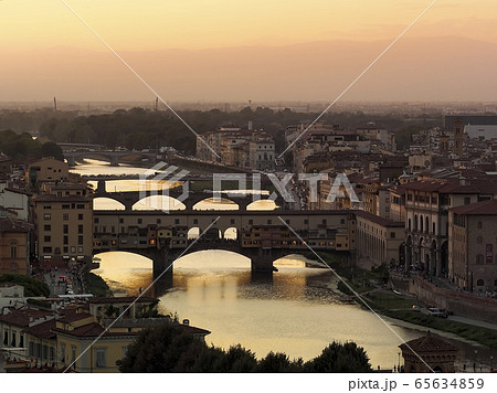 イタリア・フィレンツェ ミケランジェロ広場から眺めるヴェッキオ橋・アルノ川 夕景 Florence イタリア・フィレンツェ ミケランジェロ広場から眺めるヴェッキオ橋・アルノ川 夕景 Florence 65634859