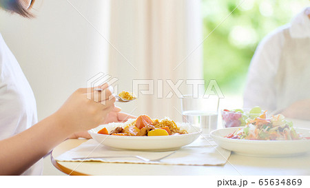 母親　娘　手元　食卓イメージ　　 65634869