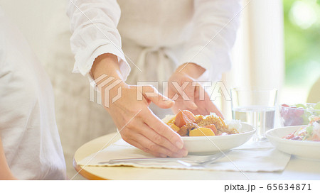 母親　娘　手元　食卓イメージ　　 65634871