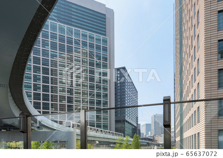 都市風景 高層ビル群とゆりかもめ 大都市の交通イメージ 都市風景 高層ビル群とゆりかもめ 大都市の交通イメージ 65637072