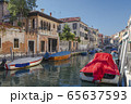 View of the canal with standing spoons 65637593