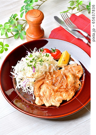 豚肉の生姜焼き、しょうが焼き、ショウガ焼き、焼肉、ポークソテー。 65637836