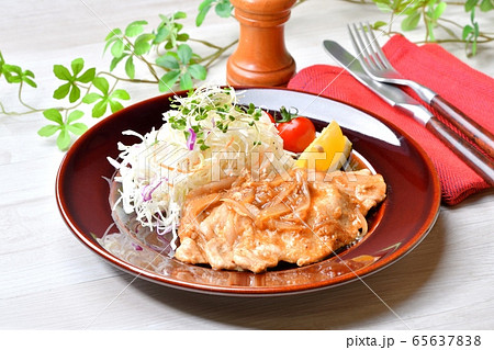 豚肉の生姜焼き、しょうが焼き、ショウガ焼き、焼肉、ポークソテー。 豚肉の生姜焼き、しょうが焼き、ショウガ焼き、焼肉、ポークソテー。 65637838