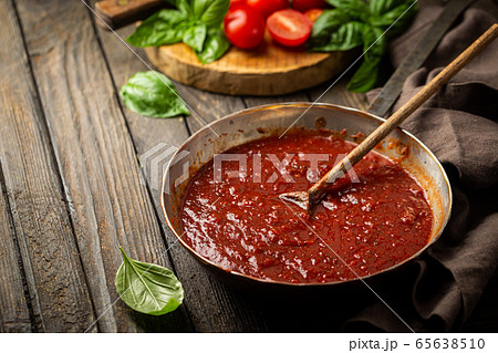 Tomato sauce with basil 65638510