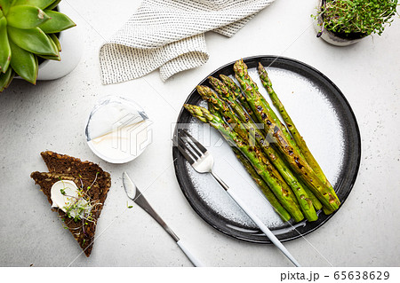 Fresh grilled asparagus Fresh grilled asparagus 65638629
