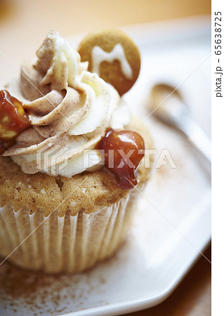 キャラメルカップケーキ 65638725