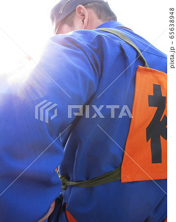 消防団員の背中 65638948