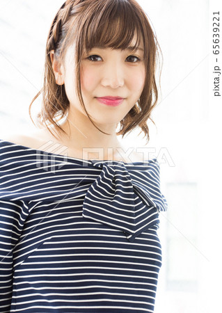 オフショルダーの女性 65639221