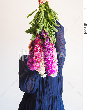 Creative female faceless portrait with bunch of flowers Creative female faceless portrait with bunch of flowers 65639398