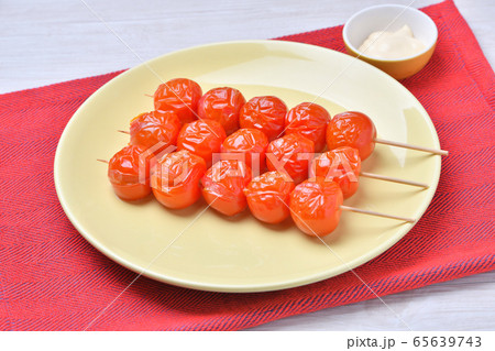プチトマトの串焼き ミニトマトの焼鳥風 プチトマト 竹串 グリル料理 野菜料理 の写真素材