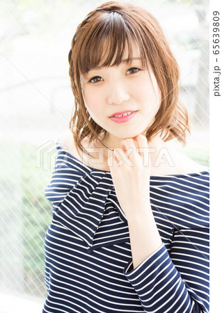 窓辺の女性 窓辺の女性 65639809