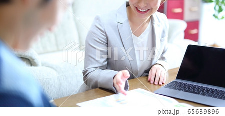 自宅訪問のセールスイメージ 自宅訪問のセールスイメージ 65639896