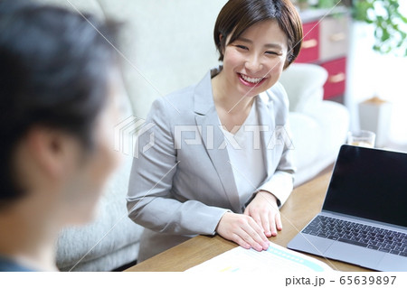 自宅訪問のセールスイメージ 自宅訪問のセールスイメージ 65639897