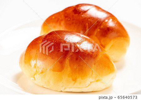 ロールパン(バターロール)。(白皿･白バック) 65640573
