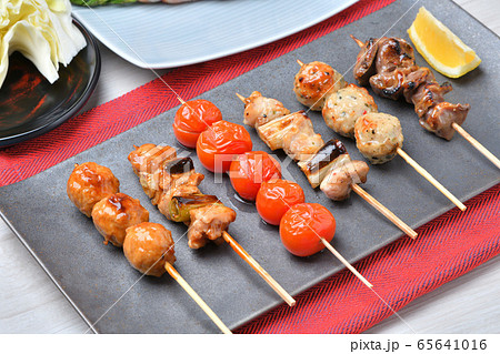 焼鳥、ヤキトリ、やきとり、焼き鳥、串焼きのセットイメージ。 65641016