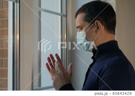 Man enters the house in a medical mask, COVID-19 65643429