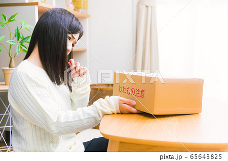郵便物を見て悩む女性 疑問、悩み、トラブル、詐欺 郵便物を見て悩む女性 疑問、悩み、トラブル、詐欺 65643825