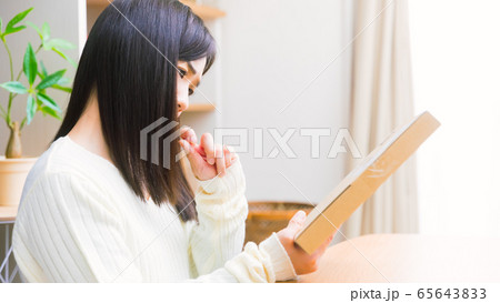 郵便物を見て悩む女性 疑問、悩み、トラブル、詐欺 16:9 郵便物を見て悩む女性 疑問、悩み、トラブル、詐欺 16:9 65643833