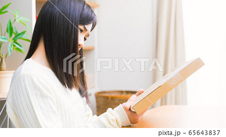 郵便物を見て悩む女性 疑問、悩み、トラブル、詐欺 16:9 郵便物を見て悩む女性 疑問、悩み、トラブル、詐欺 16:9 65643837