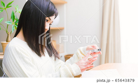 爪の手入れをする女性 ヤスリ コピースペース 16:9 爪の手入れをする女性 ヤスリ コピースペース 16:9 65643879