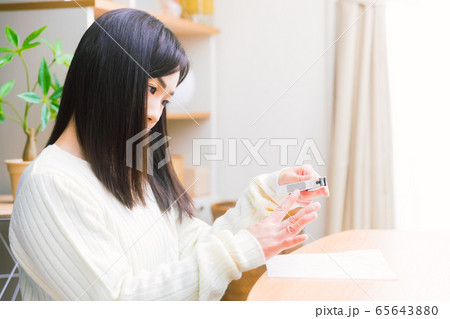 爪の手入れをする女性 ヤスリ コピースペース 爪の手入れをする女性 ヤスリ コピースペース 65643880
