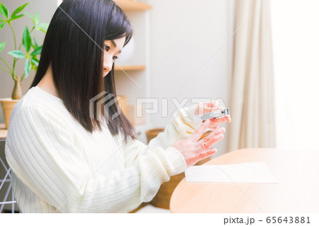 爪の手入れをする女性 ヤスリ コピースペース 爪の手入れをする女性 ヤスリ コピースペース 65643881