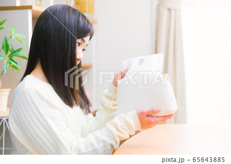 ナプキンをポーチに入れる、取り出す女性　コピースペース 65643885