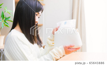 ナプキンをポーチに入れる、取り出す女性 コピースペース 16:9 ナプキンをポーチに入れる、取り出す女性 コピースペース 16:9 65643886