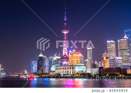 《上海》外灘の夜景・陸家嘴(りくかし)の摩天楼 《上海》外灘の夜景・陸家嘴(りくかし)の摩天楼 65643954