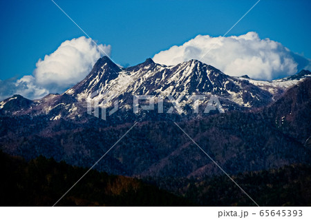 残雪している山の風景 残雪している山の風景 65645393