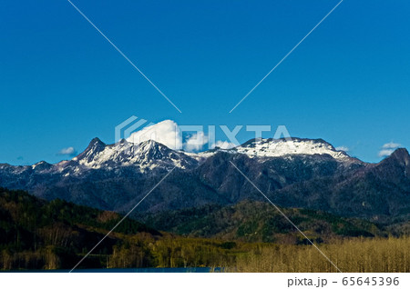 残雪している山の風景 残雪している山の風景 65645396