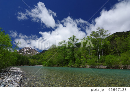 上高地の絶景（梓川沿いから望む焼岳） 65647123